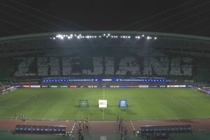 震撼！浙江赛前看台亮出巨型TIFO，内容为浙江的拼音