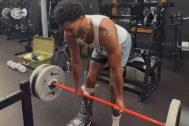 够拼的！塔图姆恢复上肢力量训练 脚上还踩着保护靴呢