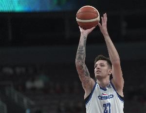 真是拉胯！克雷伊奇9中1&三分5中0仅拿3分 有4失误5犯规...