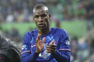 记者：杰克逊正在拍摄官宣物料，将会披上拜仁11号球衣