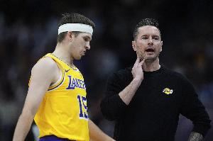 雷迪克曾表示这也是里夫斯的球队 他不再是落选秀而是核心之一图片