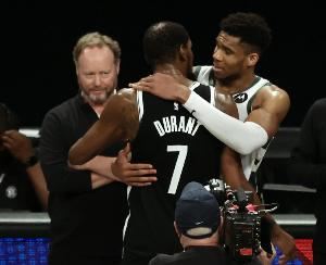 字母哥三个赛季场均得分过30 KD仅2次 上次KD得分多过字母是9年前